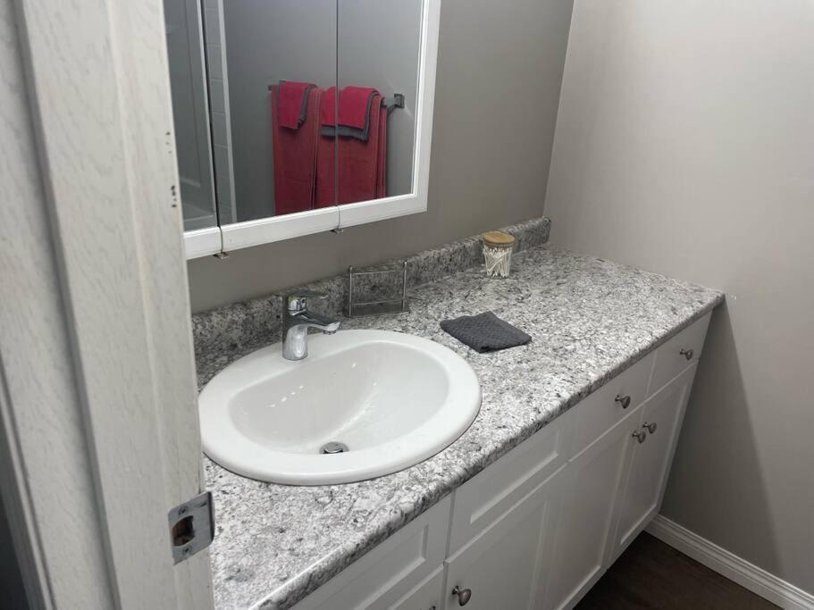 Wonderful 2-Bedroom Apartment Camrose Extérieur photo