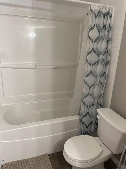 Wonderful 2-Bedroom Apartment Camrose Extérieur photo